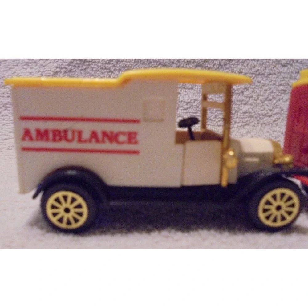Collectors Set of 4 Classic Trucks 1918, 1912, 1910‎ Tanker Ambulance Delivery